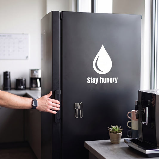 転写タイプ ウォータードロップ＆格言「Stay hungry」：オフィス冷蔵庫・カフェパントリー・ウォーターサーバー用 ホワイトグラフィックサイン　ウォールステッカー （横幅30cm）
