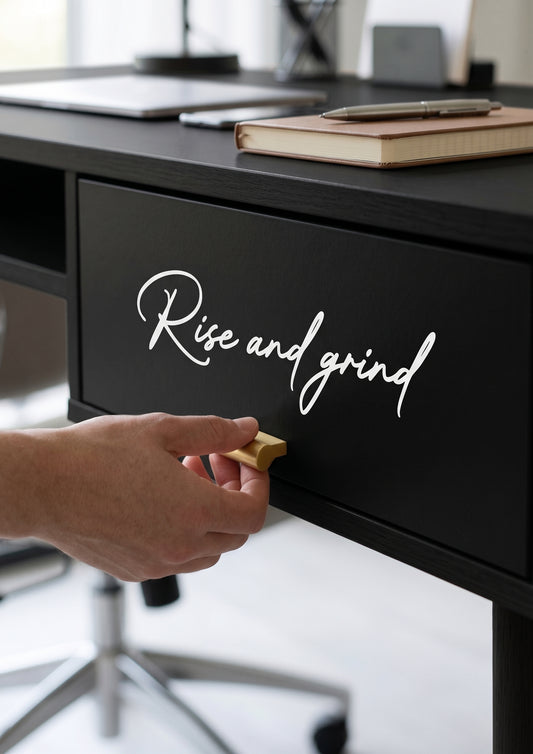 ウォールステッカー 転写タイプ 英語格言「Rise and grind」：ワークデスク・朝活スペース・書斎壁面用 カッティングレタリング（横幅40cm）
