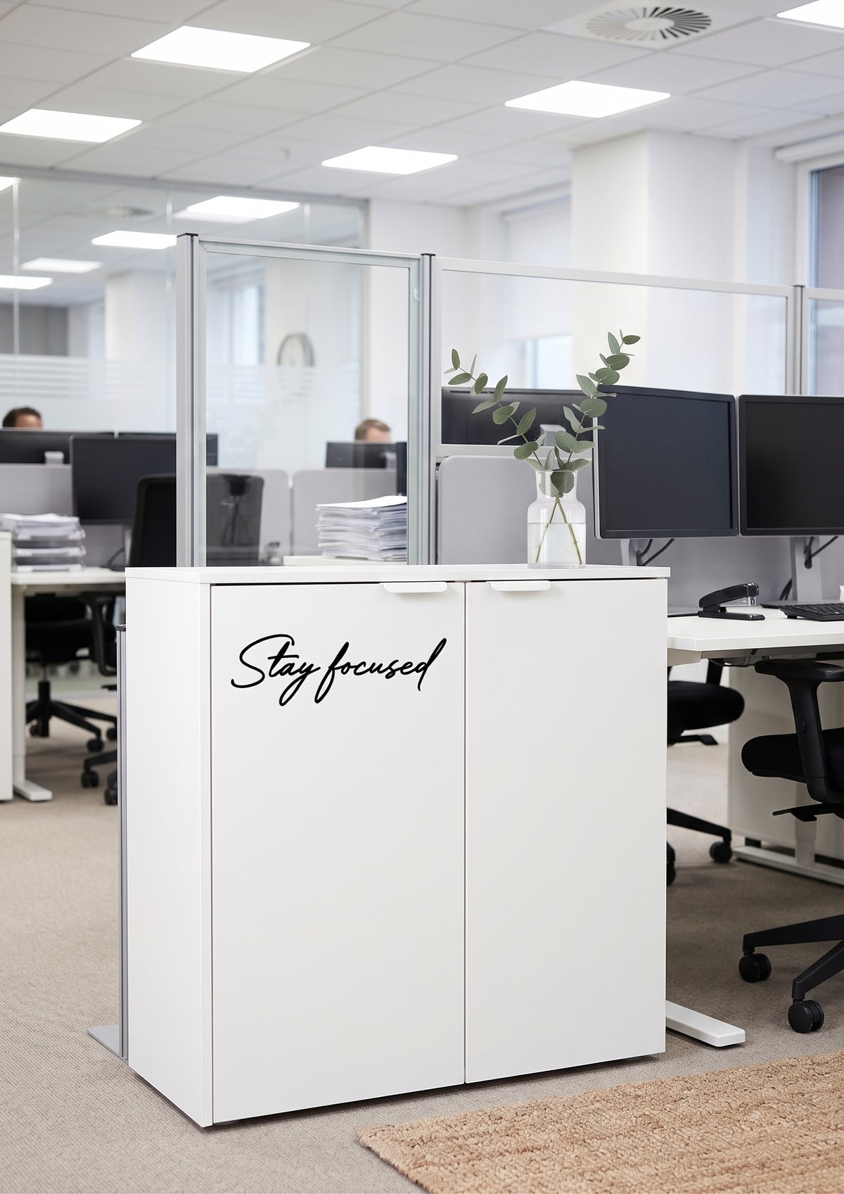 ビジネスステッカー 転写タイプ 英語メッセージ「Stay focused」:オフィス・集中ブース・デスク周り用 カッティングレタリング（横40cm）