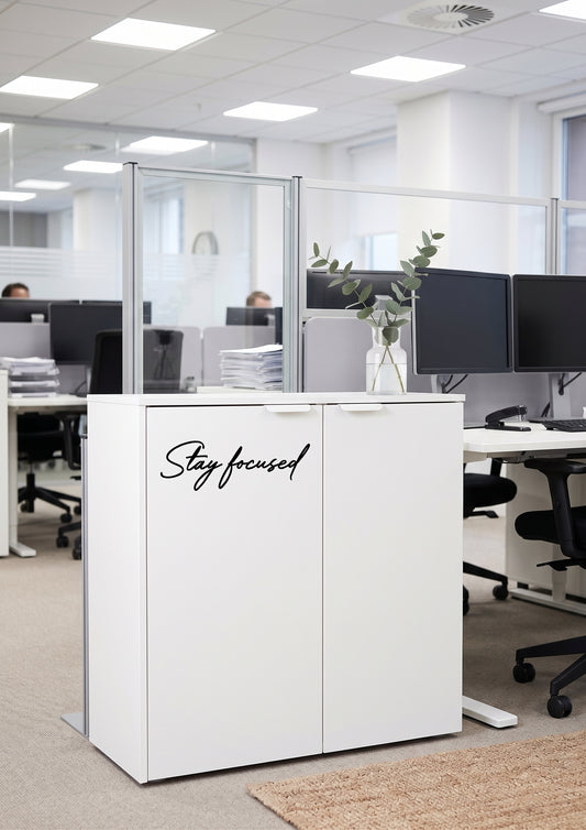 ビジネスステッカー 転写タイプ 英語メッセージ「Stay focused」:オフィス・集中ブース・デスク周り用 カッティングレタリング（横40cm）