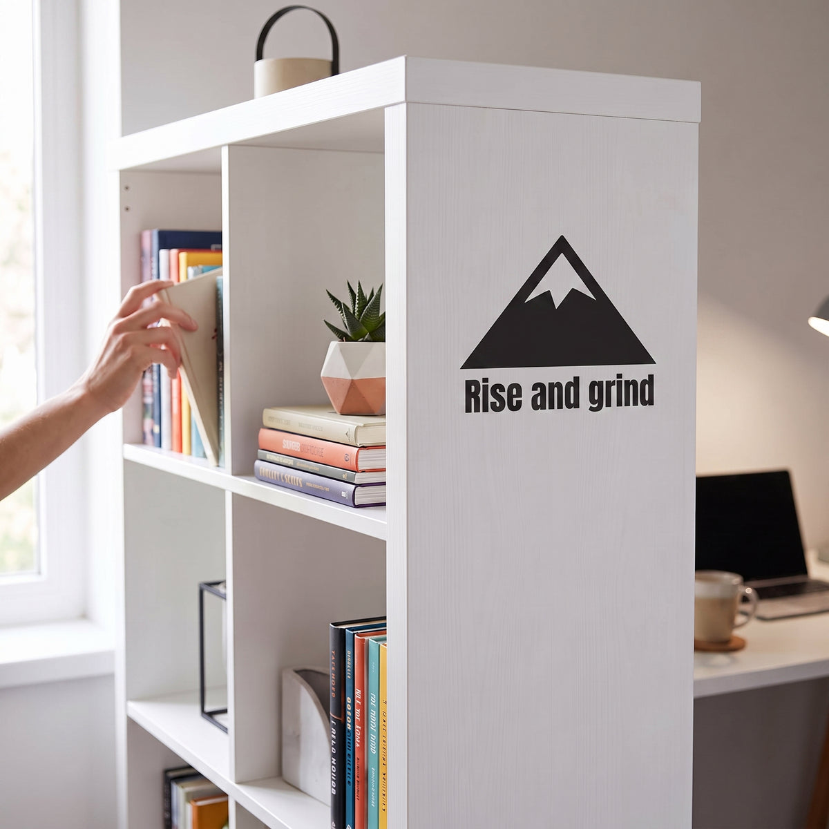 転写タイプ マウンテンアイコン＆格言「Rise and grind」：オープンシェルフ・書架・パーソナルデスク横用 ブラックグラフィックサイン　オフィスステッカー （横幅25cm）