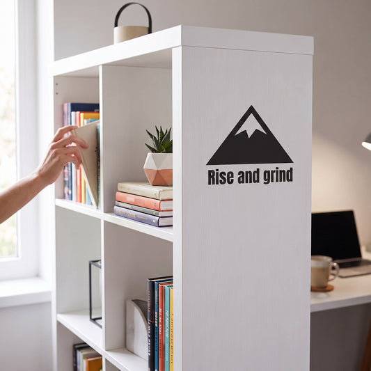 転写タイプ マウンテンアイコン＆格言「Rise and grind」：オープンシェルフ・書架・パーソナルデスク横用 ブラックグラフィックサイン　オフィスステッカー （横幅25cm）