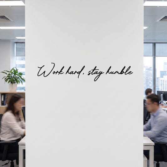 転写タイプ 英語メッセージ「Work hard, stay humble」：オフィス大壁面・パーテーション・コワーキングスペース用ウォールステッカー  カッティングレタリング（横50cm）